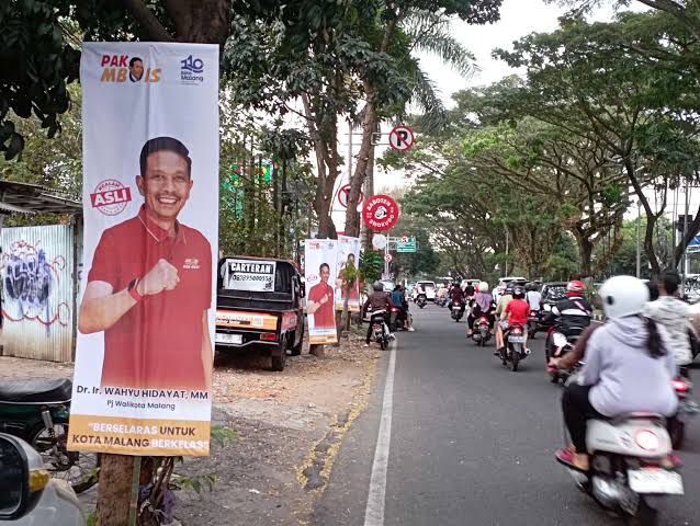 Spanduk dan flyer Wahyu Hidayat bertebaran di jalan-jalan kota Malang