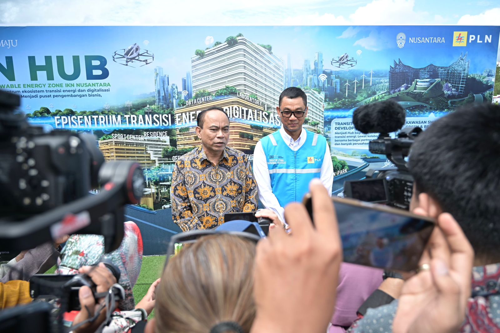 Menteri Komunikasi dan Informatika Budi Arie Setiadi (kiri) bersama Direktur Utama PLN Darmawan Prasodjo (kanan) saat memberikan keterangannya terkait pembangunan PLN Hub kepada para awak media di Ibu Kota Negara (IKN) Nusantara pada Rabu, (5/6) 