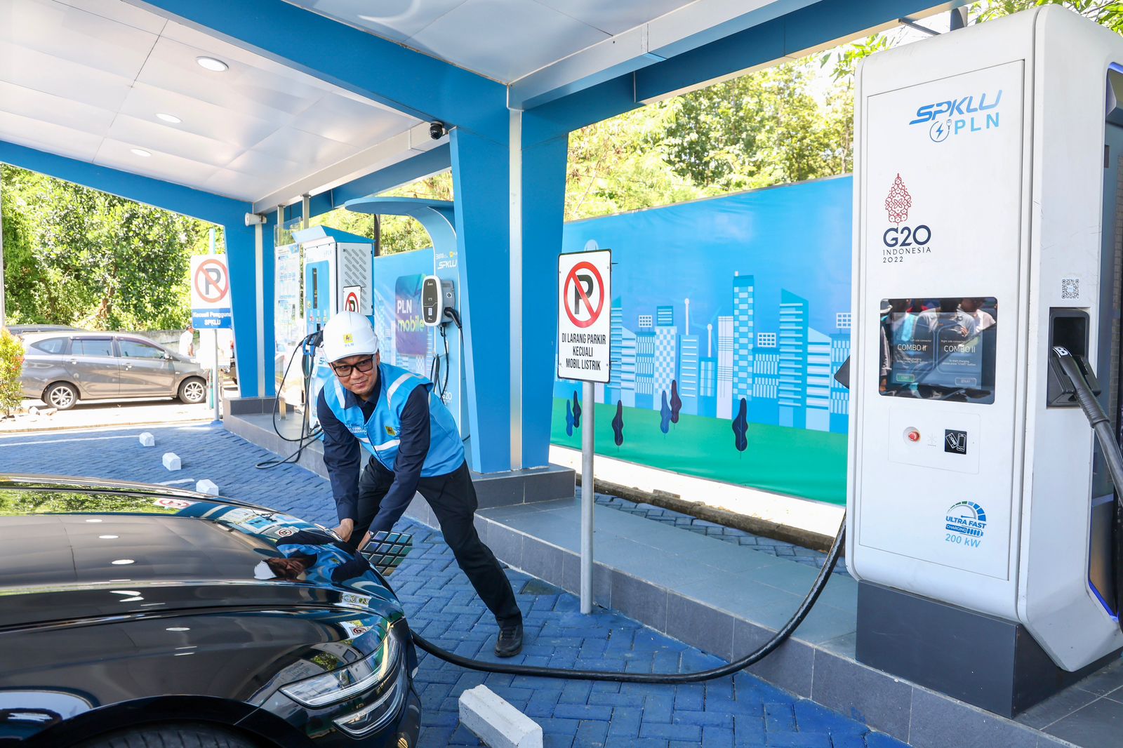 Direktur Utama PLN, Darmawan Prasodjo melakukan pengecekan SPKLU ultra fast charging di rest area km 626B Saradan, Kabupaten Madiun