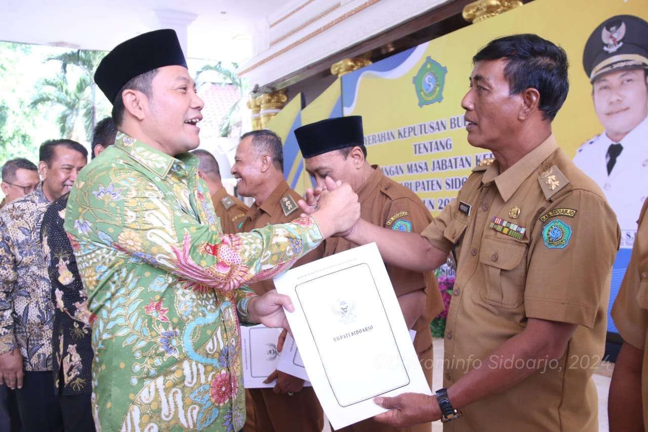 Ratusan Kepala Desa di Kabupaten Sidoarjo menerima surat keputusan (SK) perpanjangan masa jabatan (foto : diskominfo Sidoarjo)