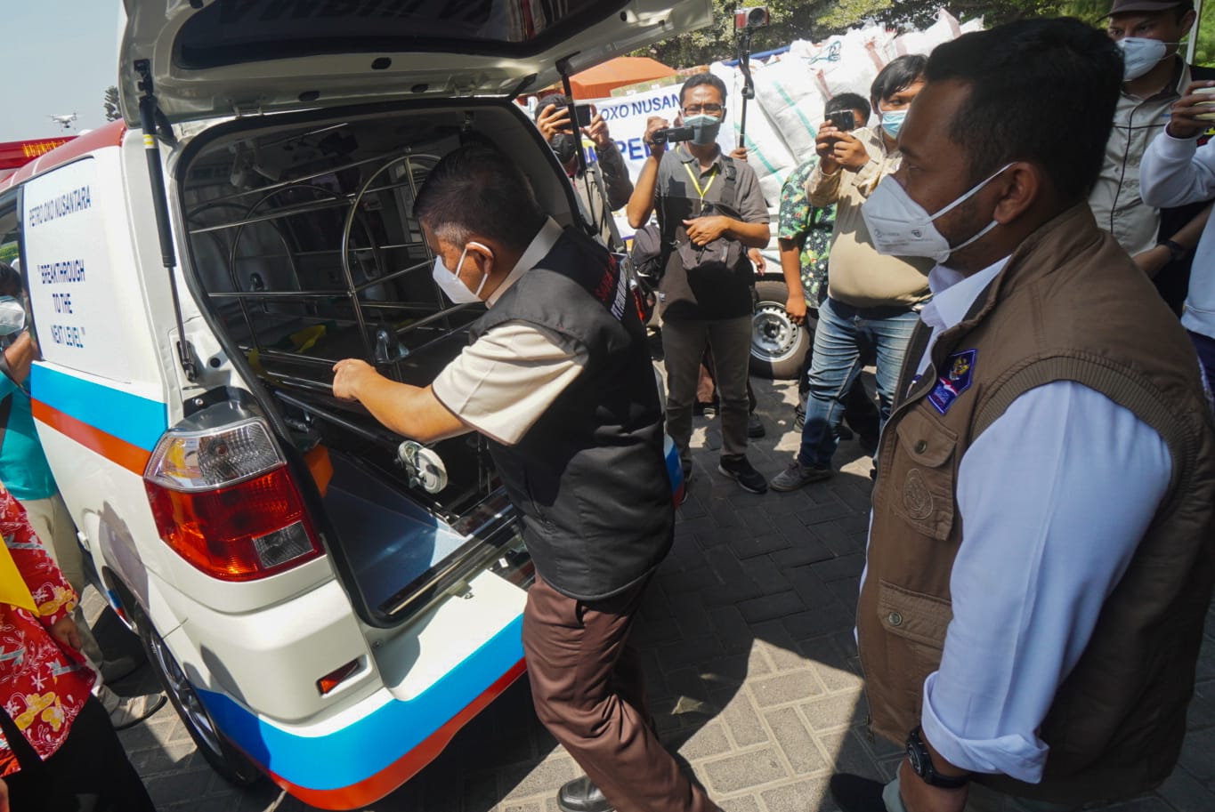 PT. PON saat menyerahkan bantuan ambulans.