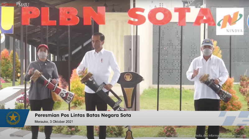 Presiden Joko Widodo memukul tifa sebagai tanda peresmian PLBN Terpadu Sota, di Merauke, Papua, Minggu (03/10/2021).