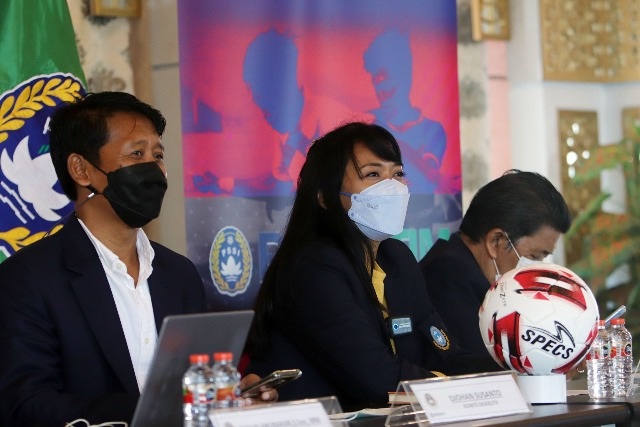 Dyan Puspito Rini (tengah), Sekretaris Asprov PSSI Jatim. (KONI Jatim)