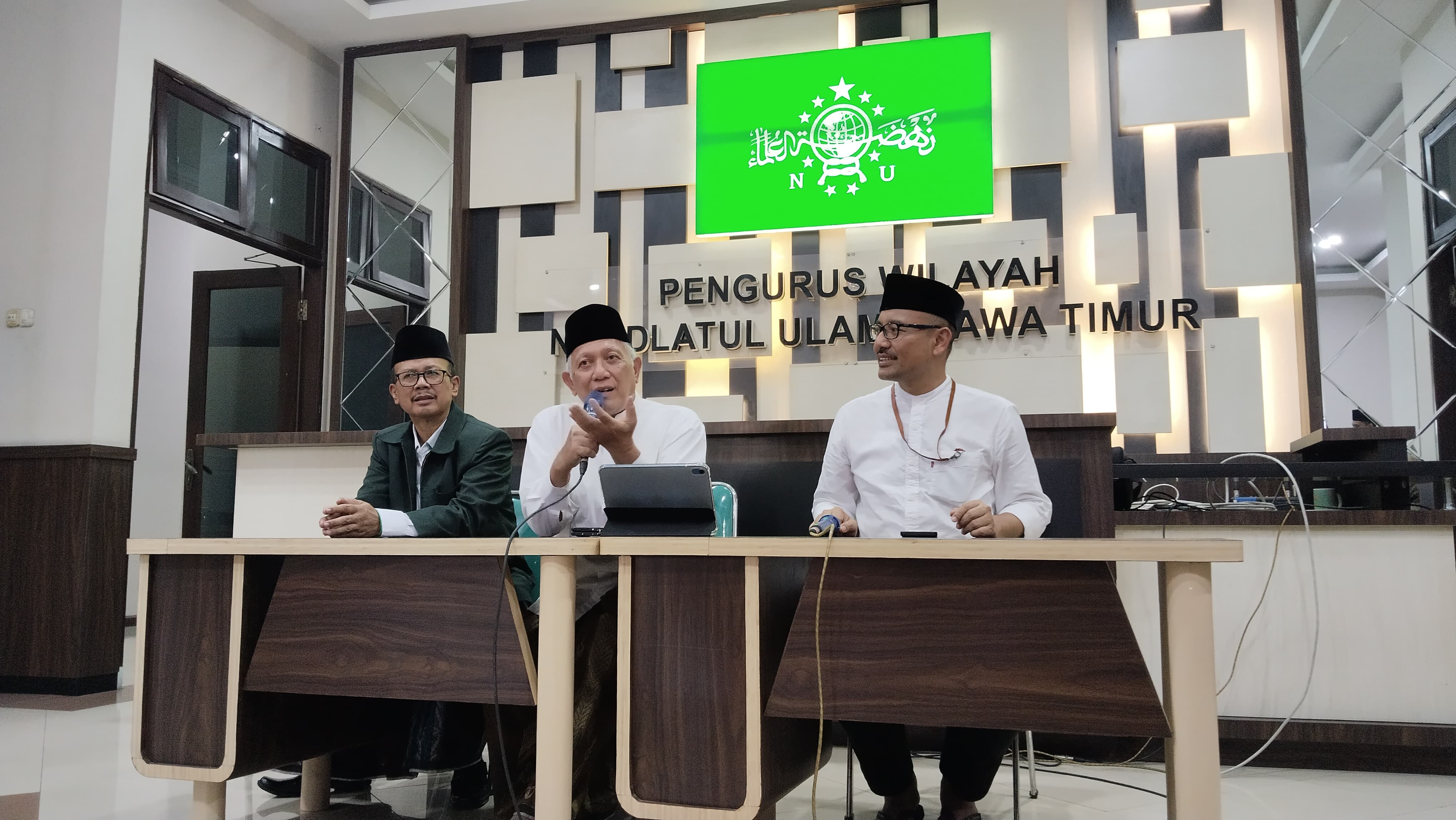 Pj. Ketua PWNU Jatim, KH Abdul Hakim Mahfud (tengah) pada konferensi pers, di Kantor PWNU Jatim Surabaya. Foto: Kominfo Jatim