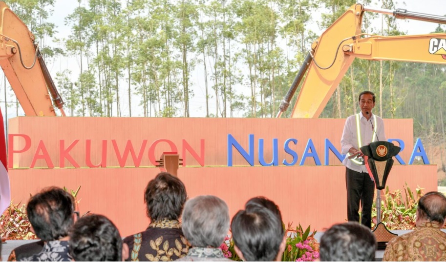 Presiden Jokowi melakukan peletakan batu pertama atau groundbreaking Pakuwon Nusantara di kawasan IKN, Provinsi Kalimantan Timur, pada Rabu, 1 November 2023. (Foto: BPMI Setpres)