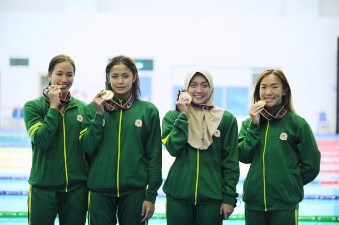 Patrisia Yosita Hapsari, Enny Susilawati, Ress Kania Dewi dan Adinda Larasati Dewi menyumbang emas dari nomor 4 x 100 meter gaya bebas putri. (KONI Jatim)