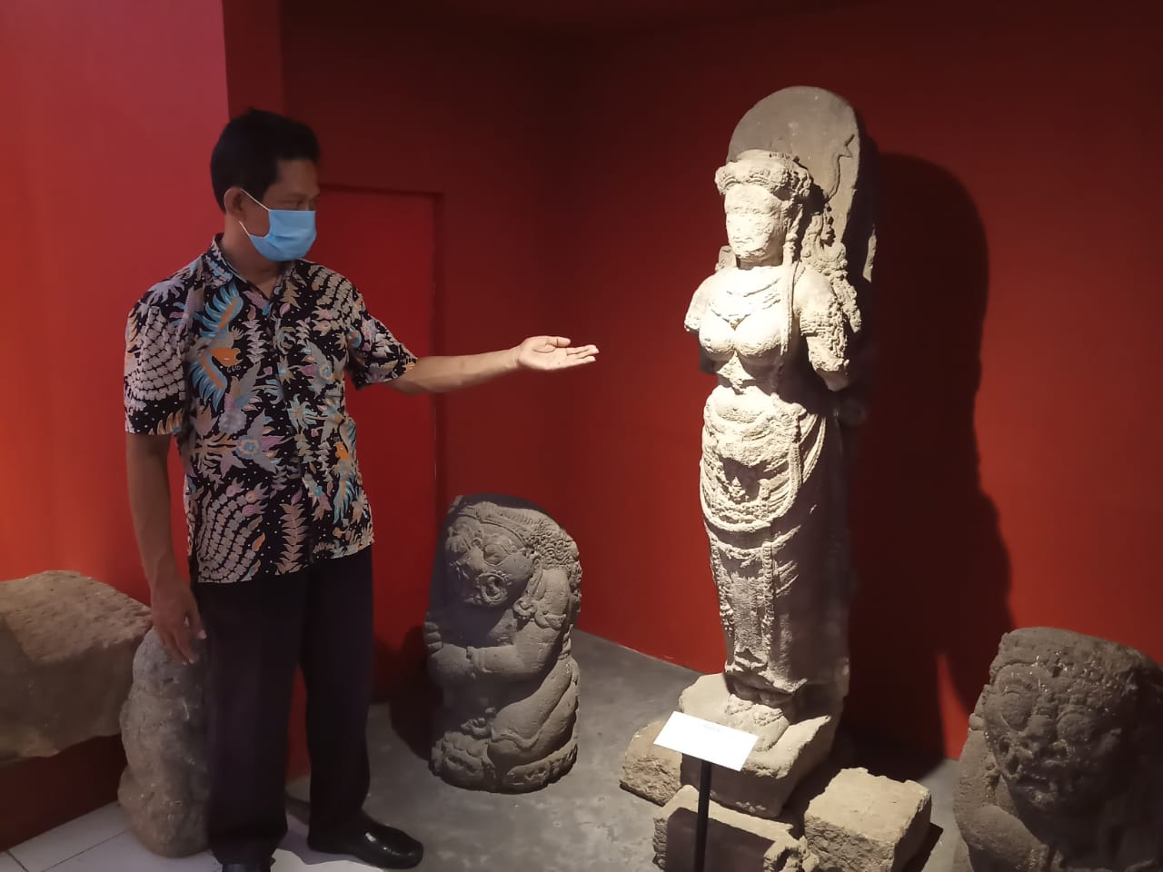 Pengelola Museum Daerah Tulungagung, Hariyadi saat menunjukkan salah satu benda cagar budaya. (Foto: lion) 