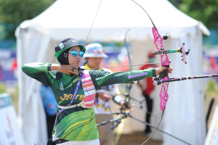Diananda Choirunisa merebut emas di nomor recurve perorangan putri di PON XX 2020 di Papua. (KONI Jatim)