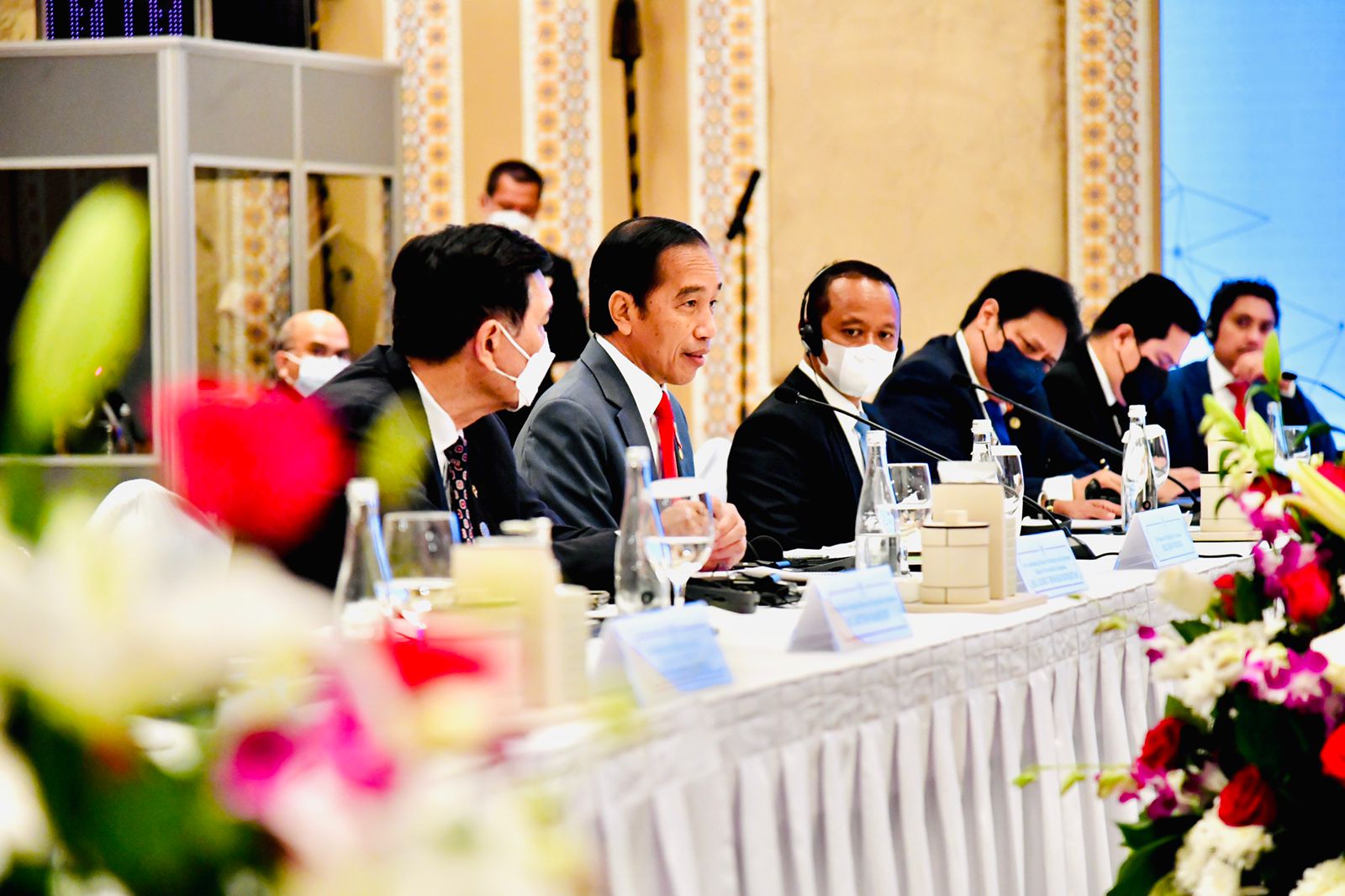 Presiden Jokowi bersama delegasi Indonesia saat menghadiri Indonesia – PEA Investment Forum, di Dubai, Kamis (04/11/2021).
