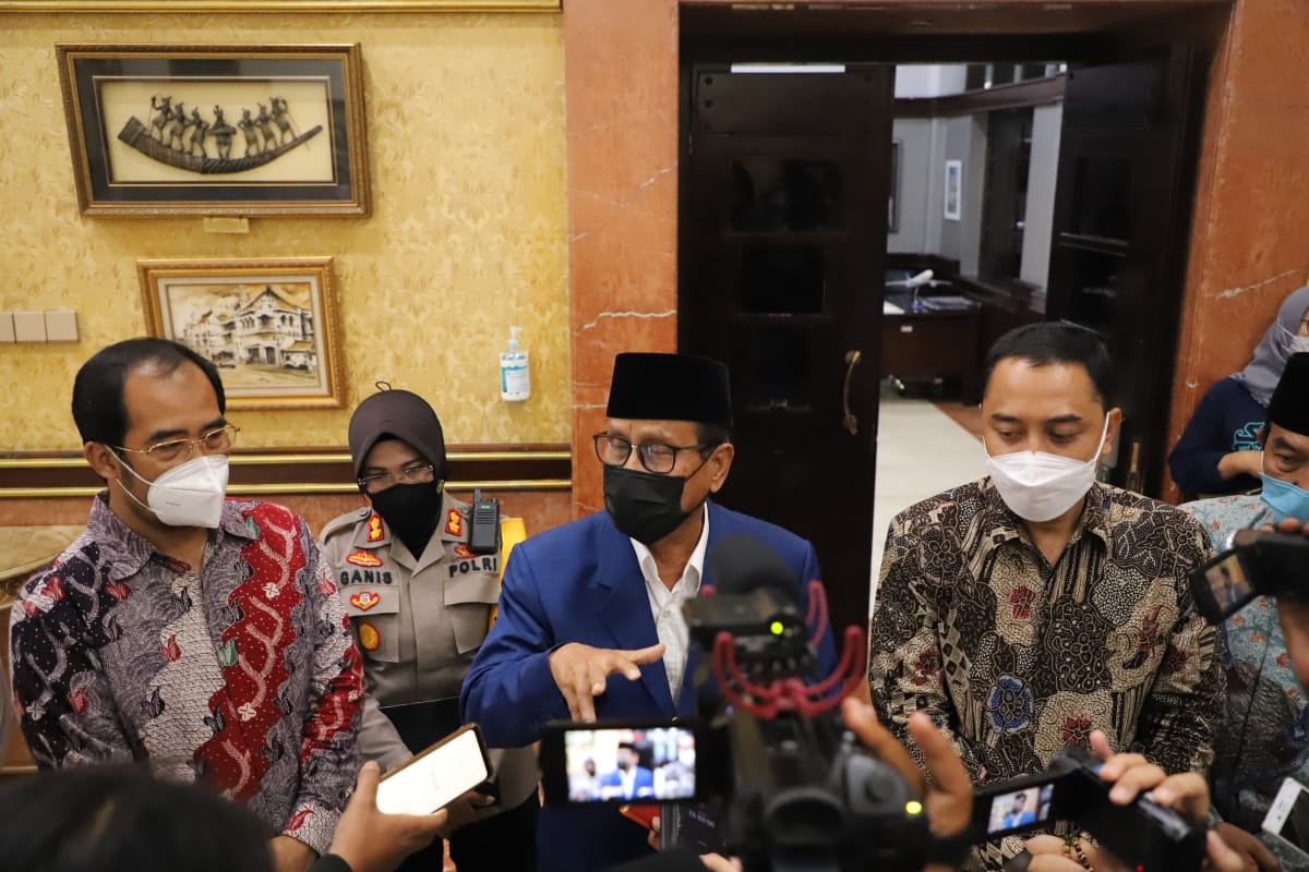 Wali Kota Surabaya, Eri Cahyadi bersama Pembina Ikatan Keluarga Madura (Ikama), Achmad Zaini usai meneriman audiensi