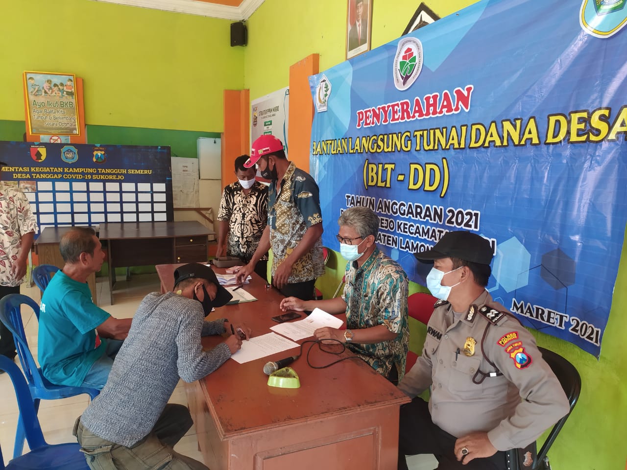 Suminto bersama Bhabinktibmas serta perangkat Desa Sukorejo mendampingi pencairan BLT.