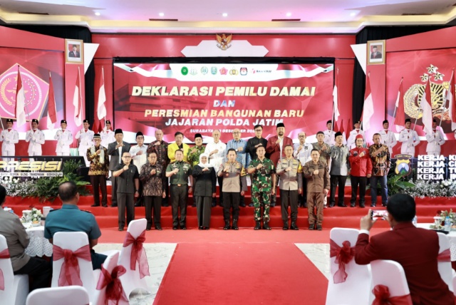 Gubernur Khofifah Indar Parawansa, Forum Komunikasi Pimpinan Daerah Jawa Timur (Forkopimda Jatim), bersama dengan perwakilan Tokoh Agama, Tokoh Masyarakat, Dunia Usaha dan Dunia Industri, hingga Mahasiswa, melakukan Deklarasi Damai Pemilu 2024.
