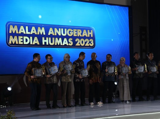 Pemkot Suabaya menerima penghargaan dalam acara Anugerah Media Humas (AMH) 2023.