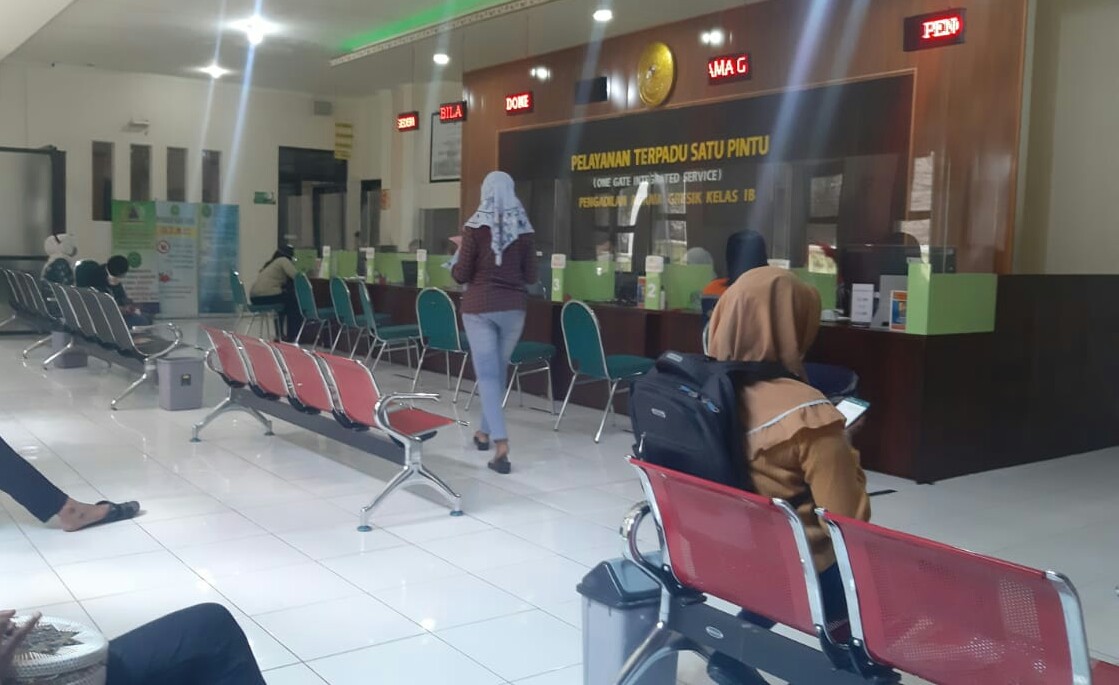 Suasana di kantor Pengadilan Agama (PA) Gresik yang mengurus cerai gugat dan cerai talak.
