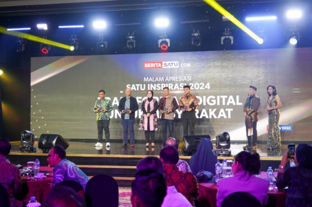 AVP Komunikasi Korporat bank jatim Bambang Supriadi menerima penghargaan dari media nasional Beritasatu.com kategori transformasi digital untuk masyarakat. (Dok. Humas Bank Jatim)