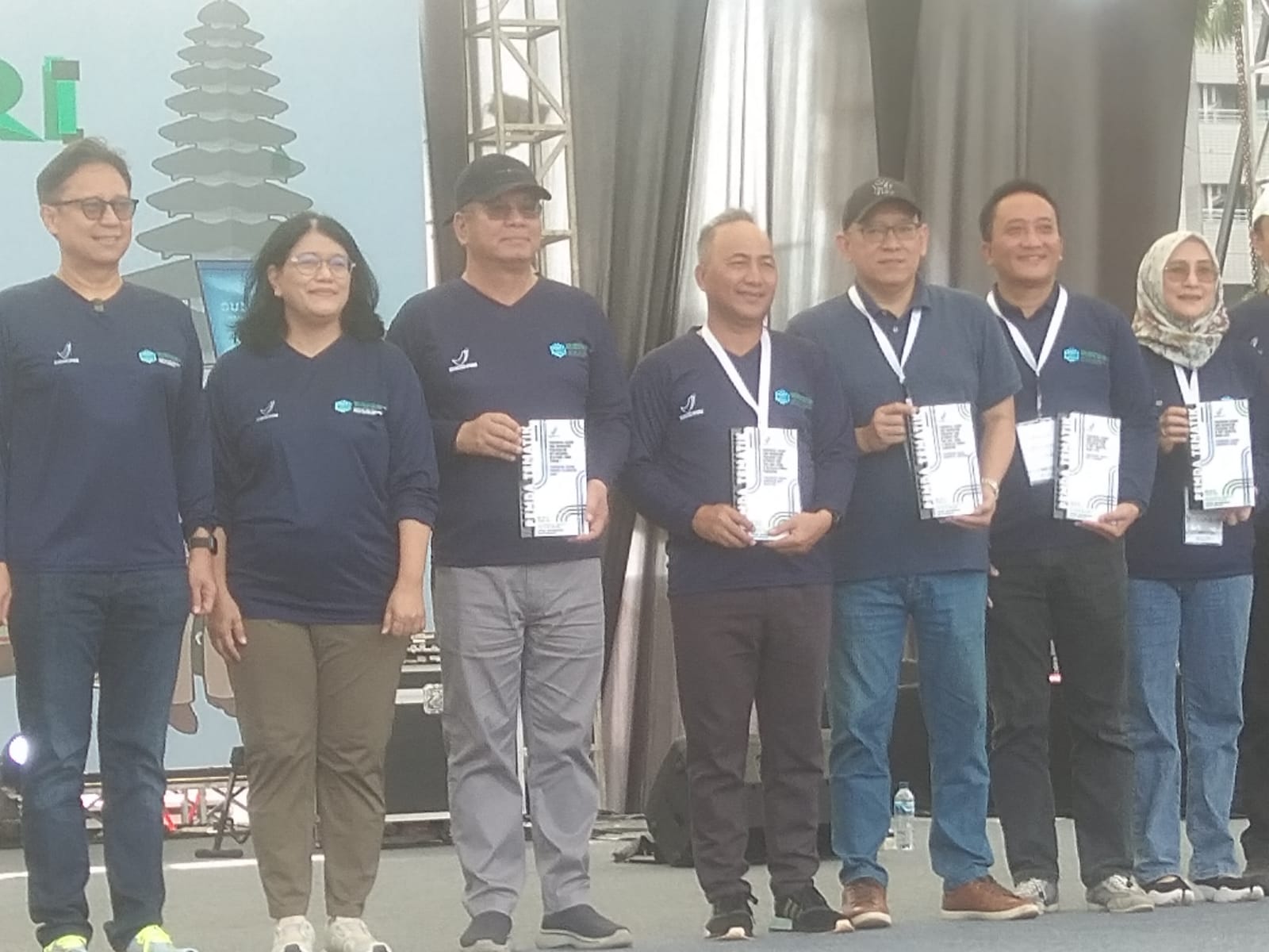 Dinas Kesehatan (Dinkes) Surabaya mendapatkan penghargaan Cara Produksi Obat yang Baik (CPOB) dari Badan Pengawas Obat dan Makanan (BPOM) 