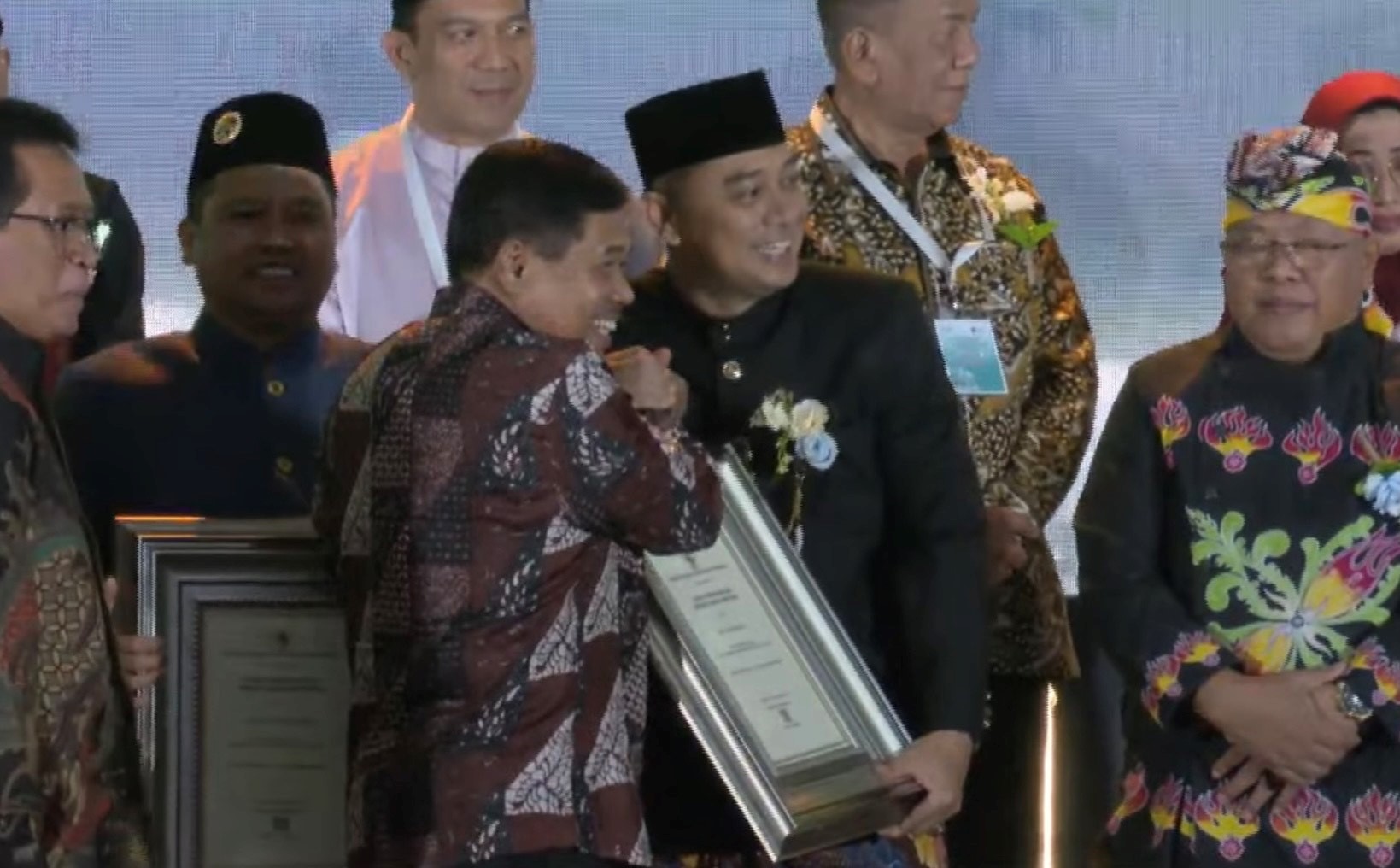 Wali Kota Eri Cahyadi menerima penghargaan dari Kemenkes