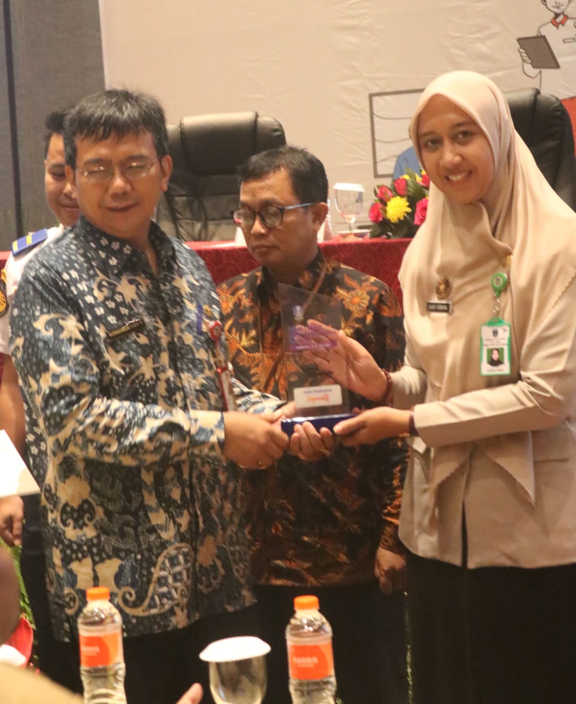 Pemberian penghargaan Agen Perubahan Terpuji 2024 di Harris Hotel Gubeng Surabaya.
