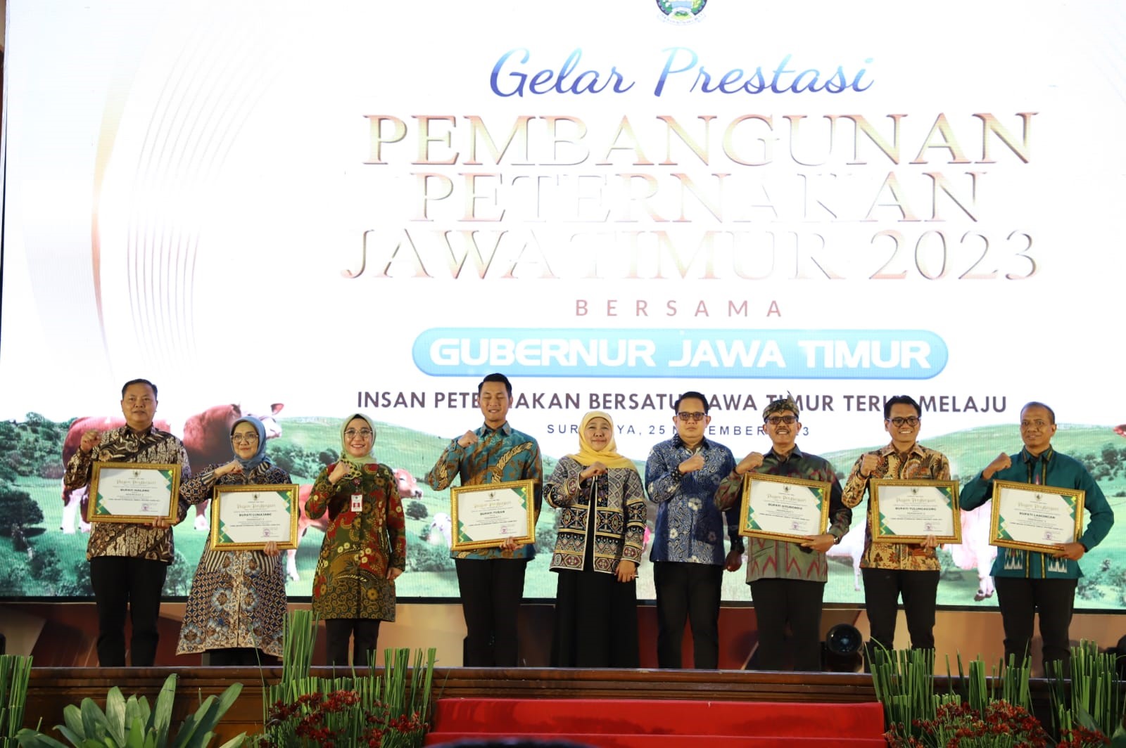 Pj. Bupati Tulungagung, Heru Suseno menerima penghargaan dari Gubernur Jawa Timur atas capaian inseminasi buatan.