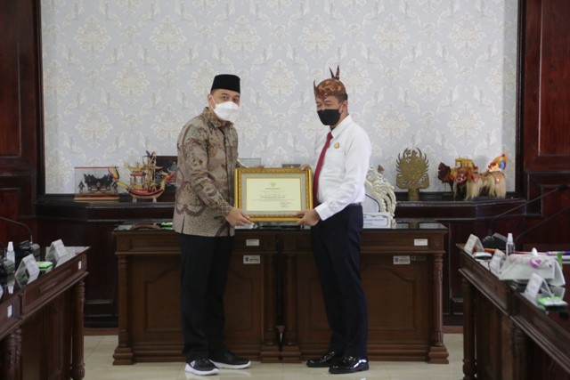 Wali Kota Surabaya bersama Kepala Kejari Surabaya, Anton Delianto.