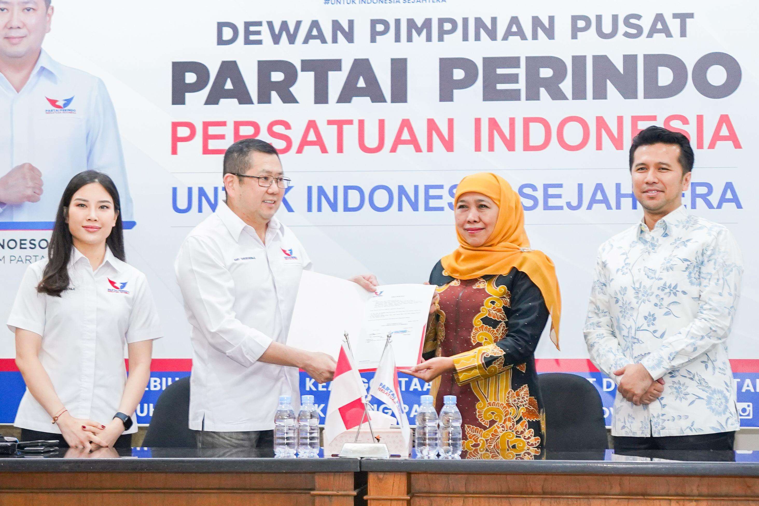 Ketum Perindo Hary Tanoe serahkan dukungan Pilgub Jatim kepada Khofifah - Emil (Foto: Tim publikasi Khofifah)
