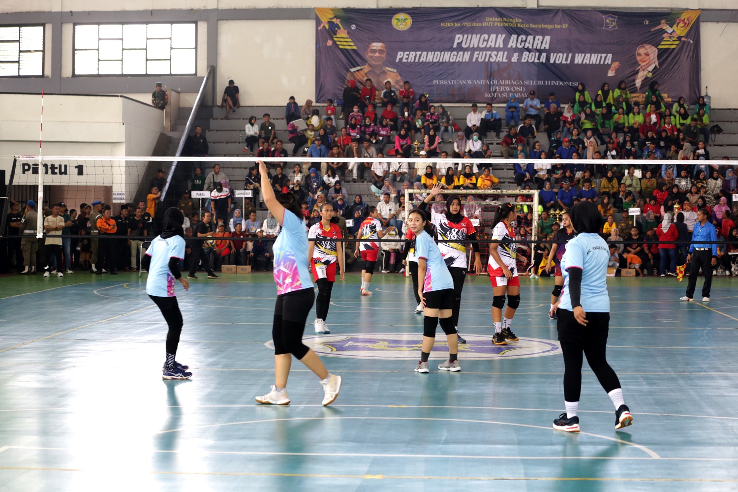 Puncak pertandingan futsal dan bola voli wanita di Gelora Pancasila Surabaya, Minggu (2/6/2024).