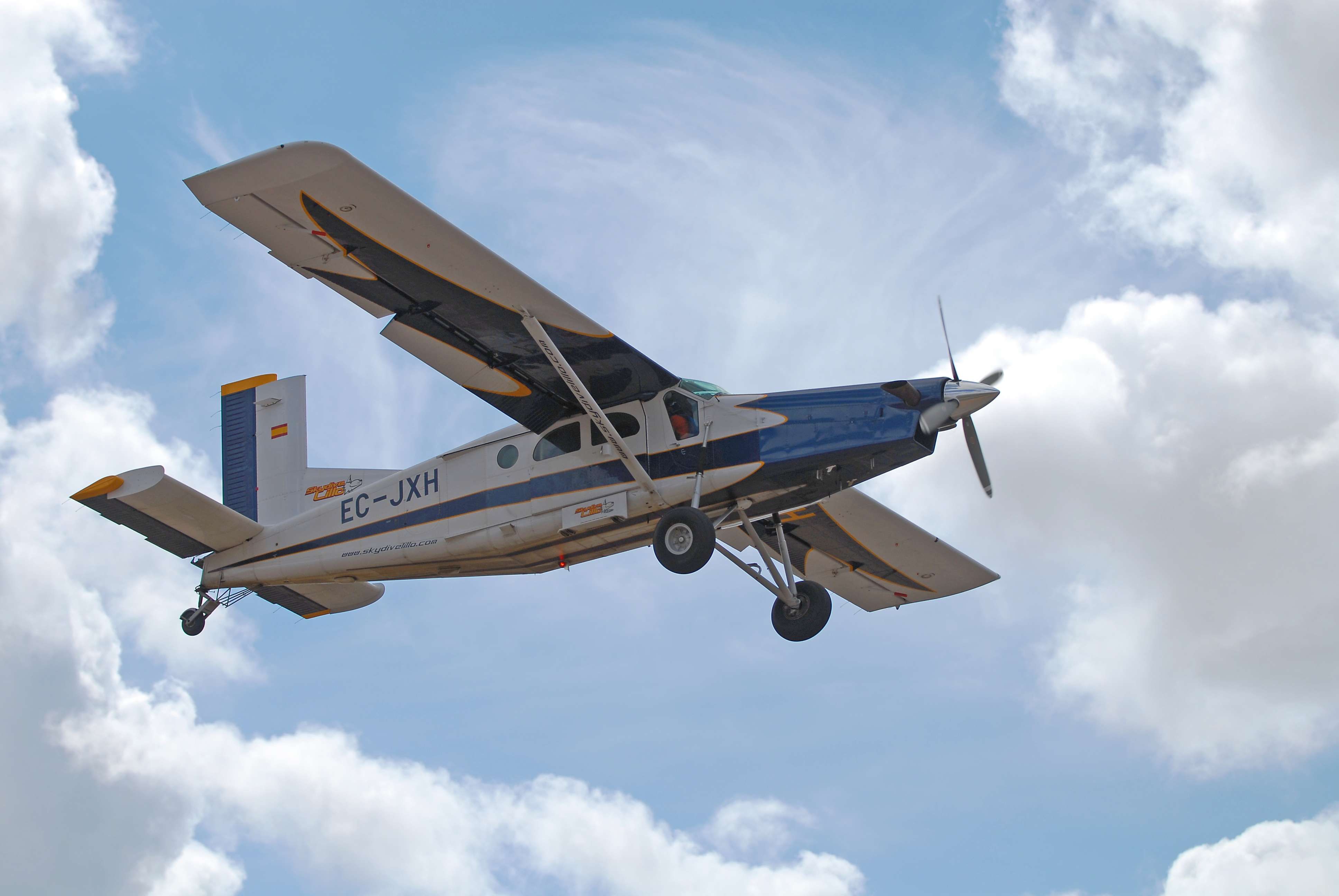 Pesawat kargo tipe Pilatus Pc6 milik maskapai Smart Air saat terbang (Foto: Istimewa) 