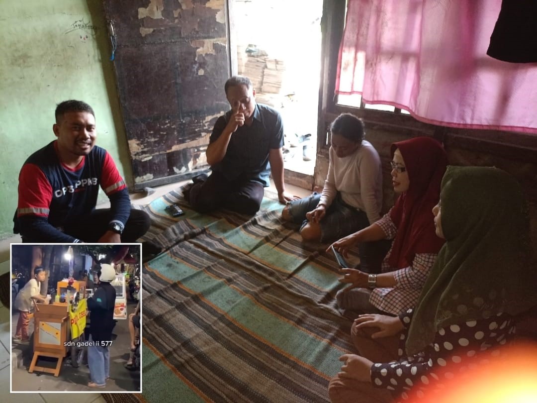 Petugas Pemkot Surabaya mendatangi rumah keluarga Vernando 