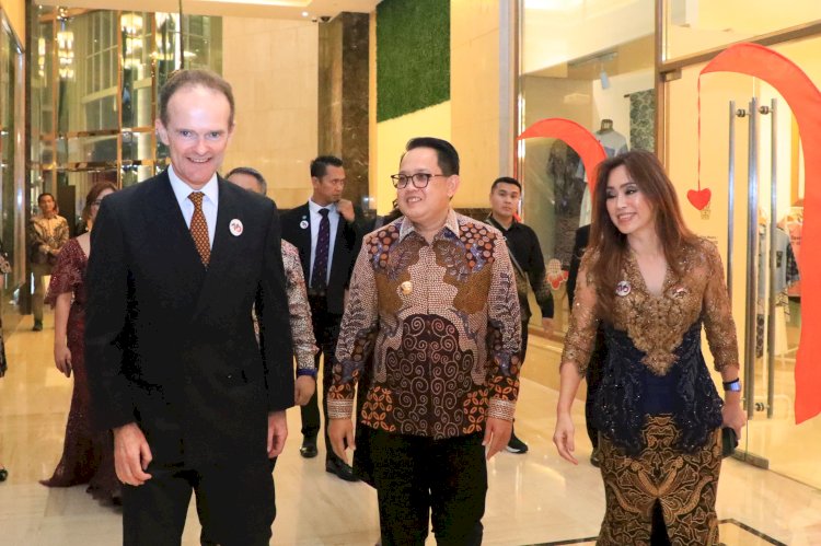 Pj Gubernur Jawa Timur Adhy Karyono saat menghadiri The Birthday Party of His Majesty King Charles III di Hotel Ritz Carlton Jakarta, Kamis (6/6/2024) malam. Foto: dok.humasjatim