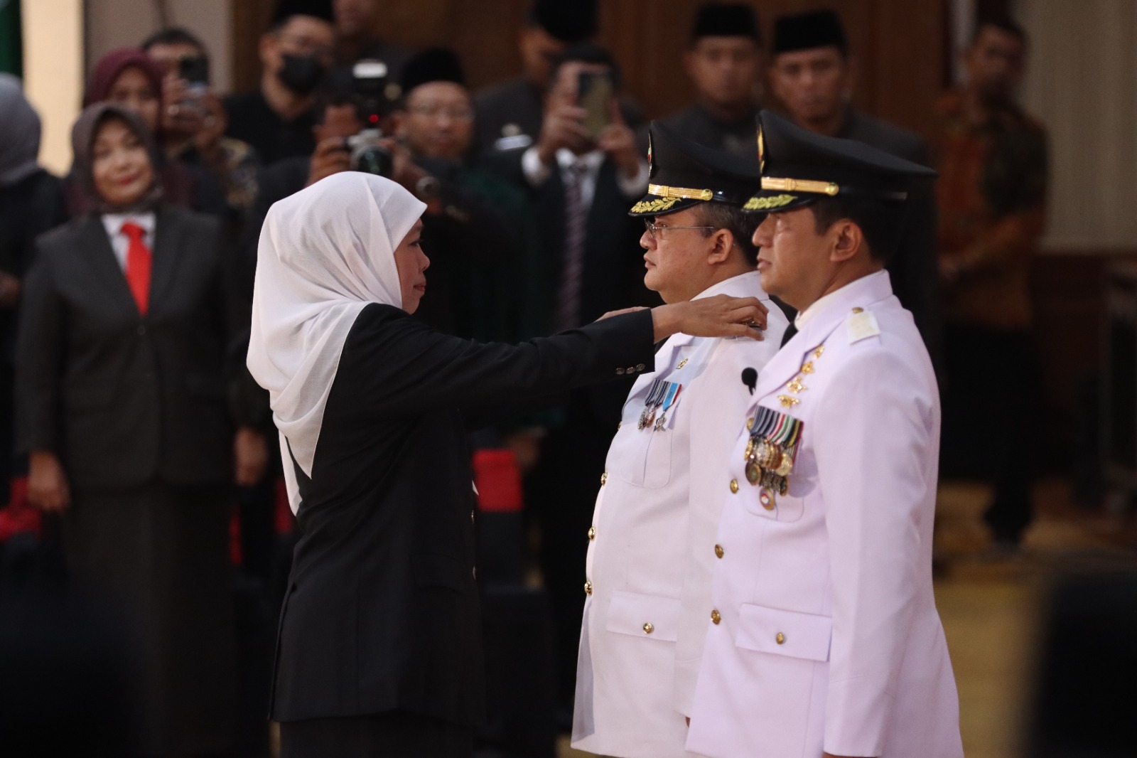 Gubernur Jawa Timur Khofifah Indar Parawansa melantik Nurkholis sebagai Pj Wali Kota Probolinggo dan Rudi Arifiyanto sebagai Pj Bupati Sampang