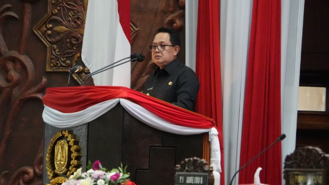 Pj. Gubernur Jatim,Adhy Karyono saat membacakan jawaban eksekutif atas PU Fraksi - Fraksi Perubahan Perda RUED. (Dok. Humas Sekwan DPRD Jatim)