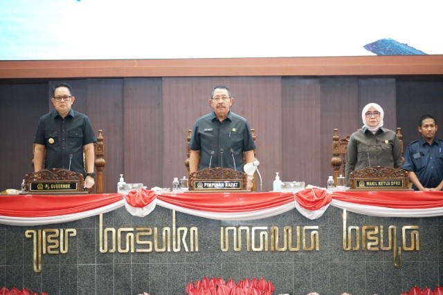 Pj. Gubernur Jatim, Adhy Karyono dan pimpinan DPRD Jatim dalam paripurna Perubahan APBD 2024. (Sekwan DPRD Jatim)