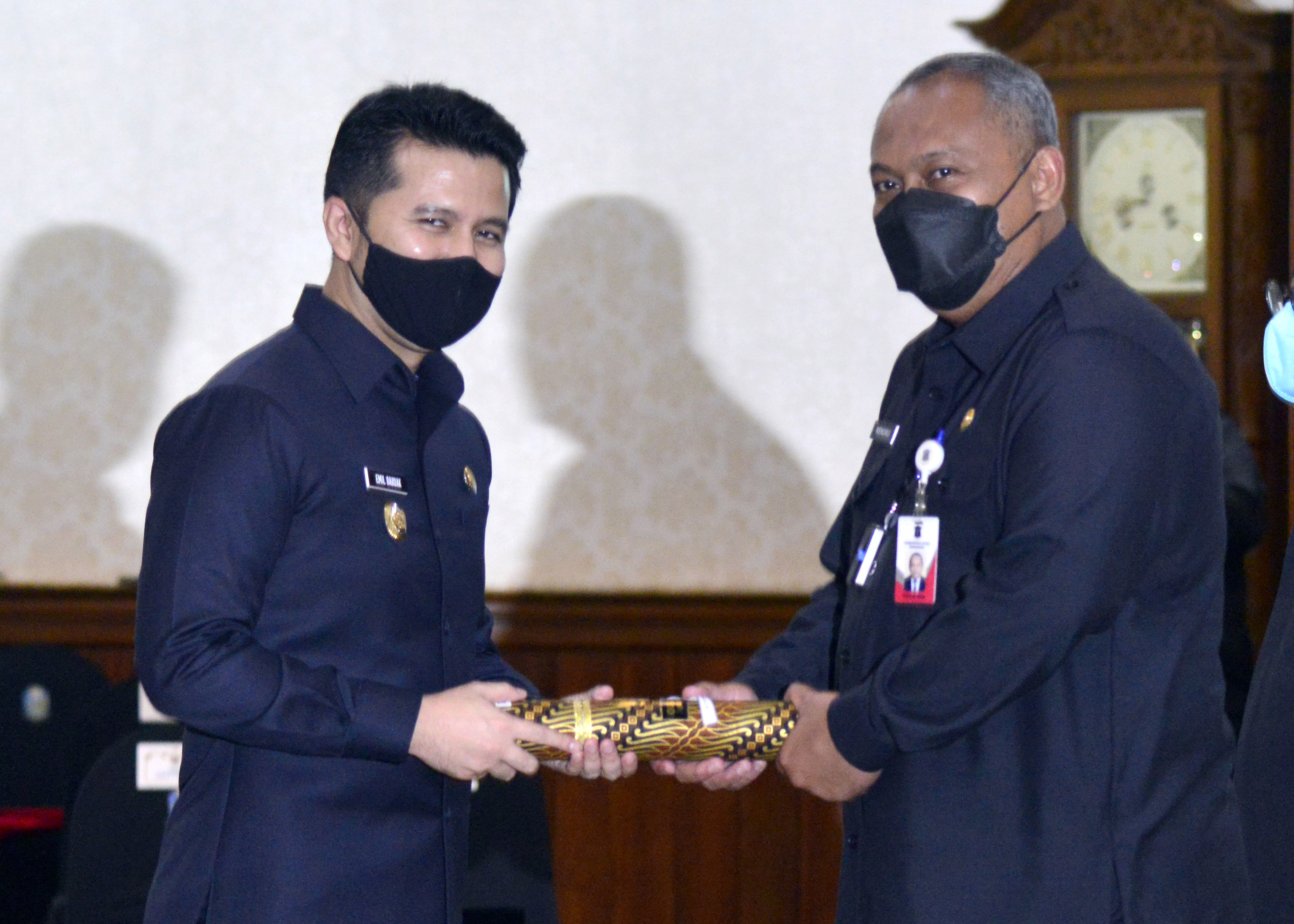Wagub Jatim Emil Elestiano Dardak menyerahkan SK Plh Wali Kota Surabata ke Sekkota Hendro Gunawan