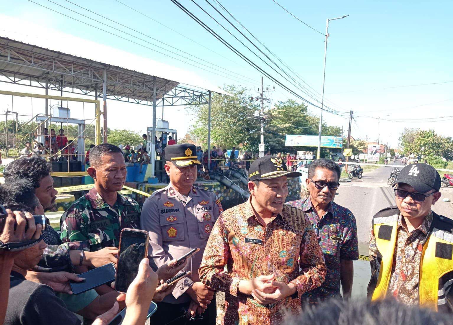 Plt Bupati Sidoarjo Subandi meninjau ambruknya jembatan Desa Kedungpeluk (Foto : Diskominfo Sidoarjo)