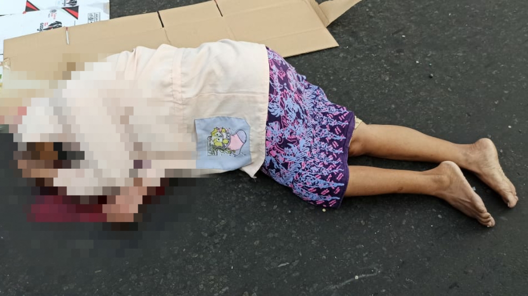 Korban meninggal setelah tertabrak motor saat menyeberang jalan. (Foto: CC 112)