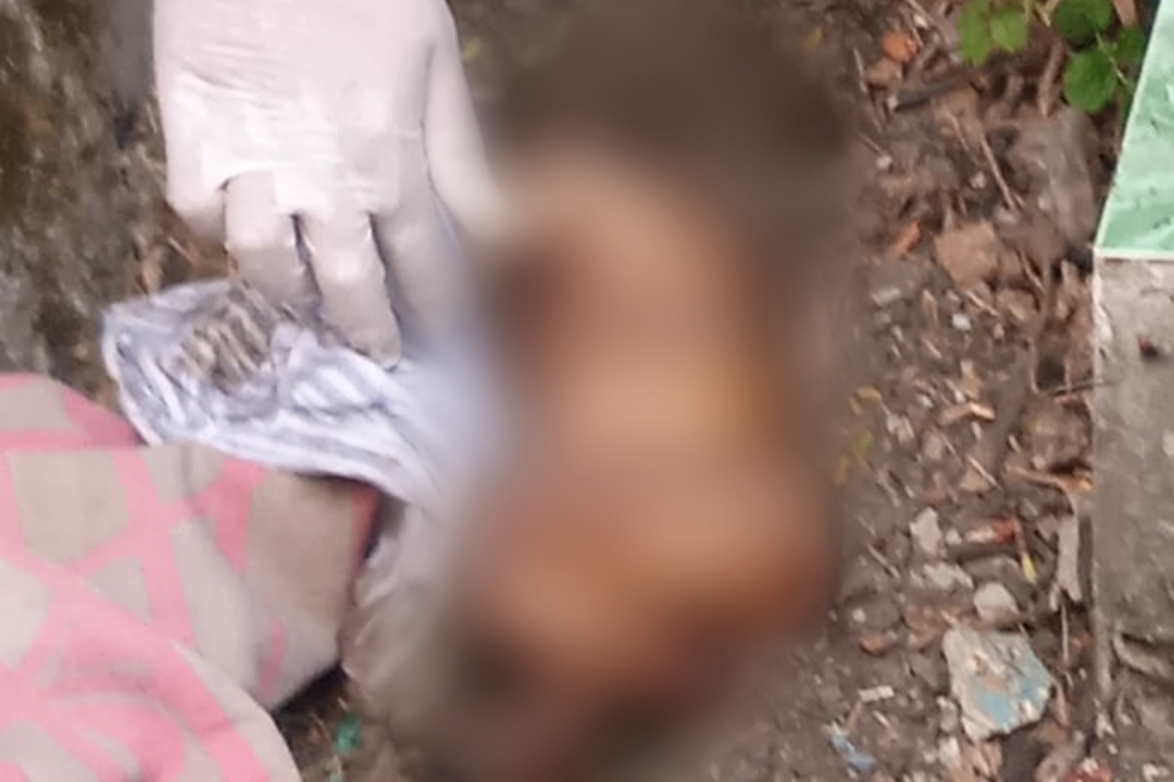 Mayat bayi yang ditemukan warga di komplek pemakaman Mbah Ratu, Kamis (29/4/2021). Foto. Dok Polisi