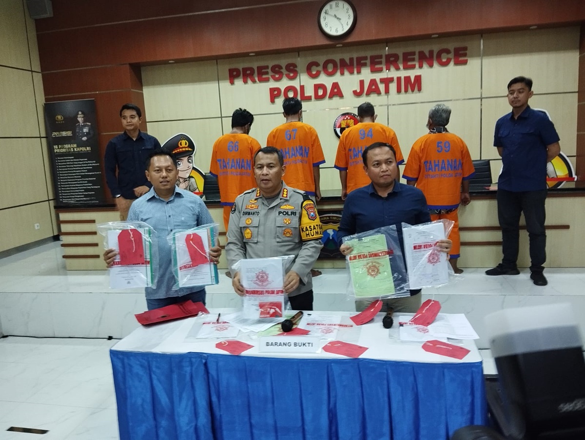 Kompol I Putu Angga Feriyana, Kanit I Unit III Tipikor Ditreskrimsus Polda Jatim memberikan keterangan