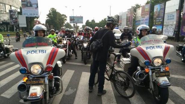 Ilustrasi polisi mengawal rombongan moge.