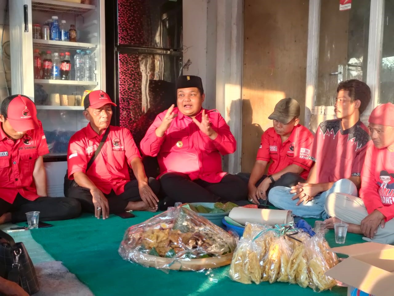 Wakil Sekretaris Dewan Pimpinan Cabang PDI Perjuangan Kota Surabaya Achmad Hidayat meresmikan Posko Gotong Royong Pengawalan Pemilu Jujur Adil (Jurdil)