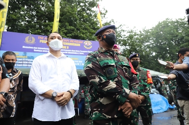 Wali Kota Surabaya Eri Cahyadi bersama Danlantamal V Laksamana Pertama TNI Mohamad Zaenal.