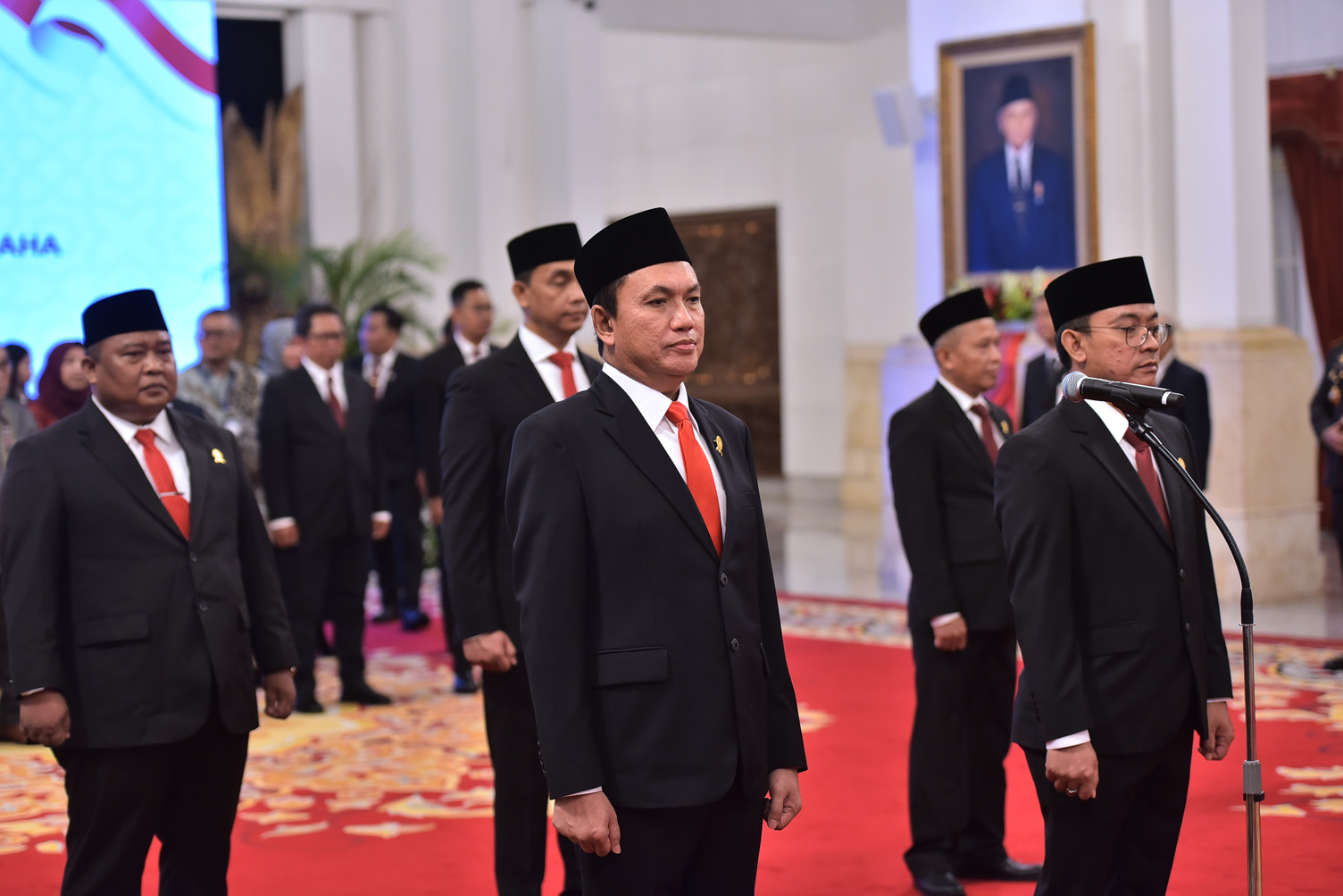 Presiden Joko Widodo (Jokowi) melantik sembilan orang Anggota Komisi Pengawas Persaingan Usaha (KPPU) di Istana Negara, Jakarta, Kamis (18/01/2024).  BPMI Setpres.