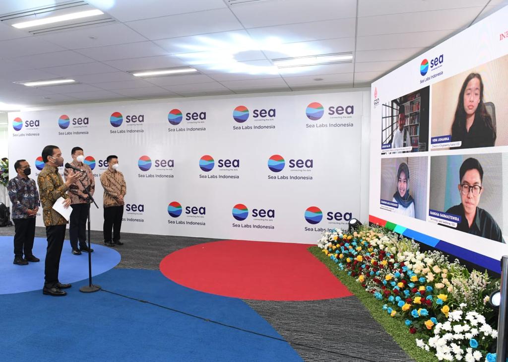 Presiden Joklowi saat berdialog dengan empat talenta digital Indonesia secara virtual, Sea Labs Indonesia, Gedung Pacific Century Place, SCBD, Jakarta. (Setpres)