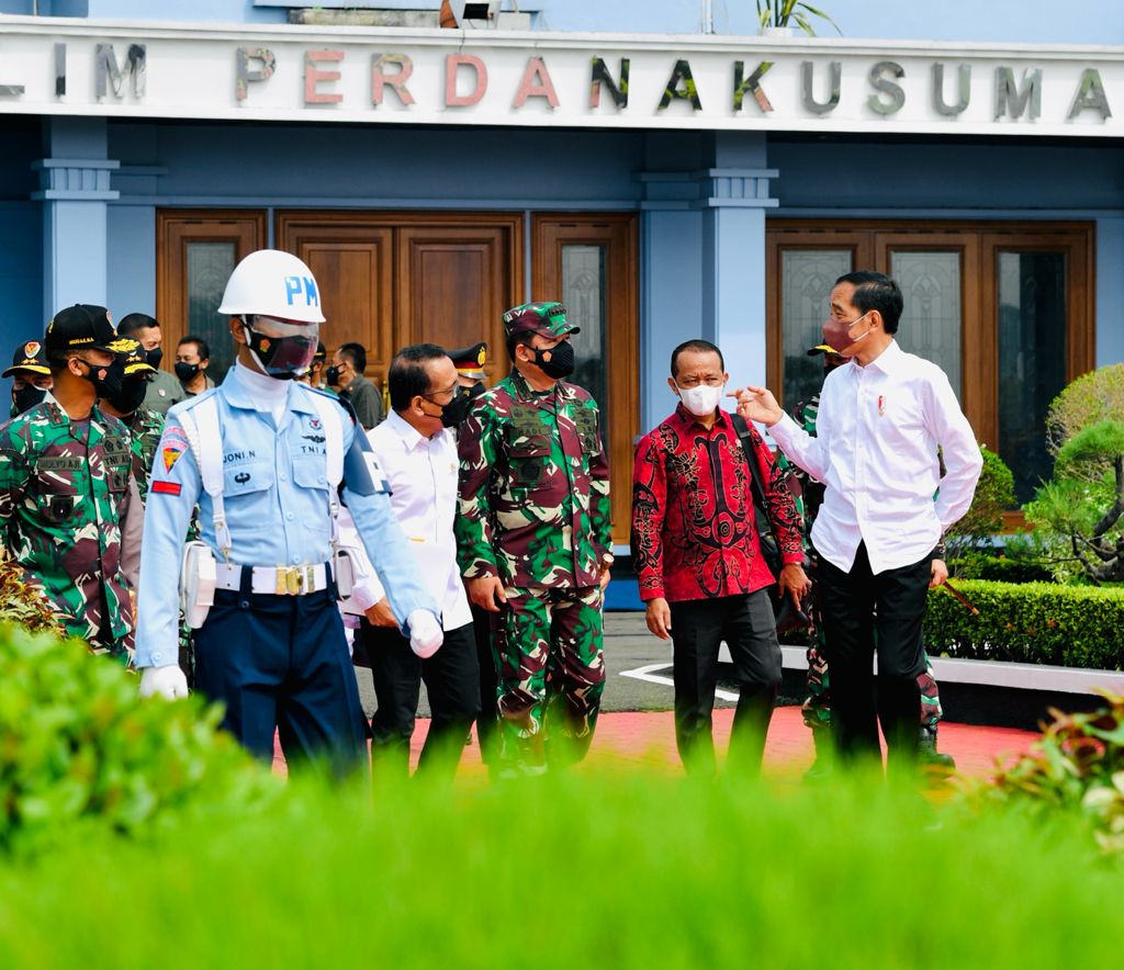 Presiden Jokowi bertolak ke Provinsi Papua guna melakukan kunjungan kerja pada Jumat (01/10/2021), didampingi Menteri Investasi/Kepala Badan Koordinasi Penanaman Modal Bahlil Lahadalia. (Setpres)