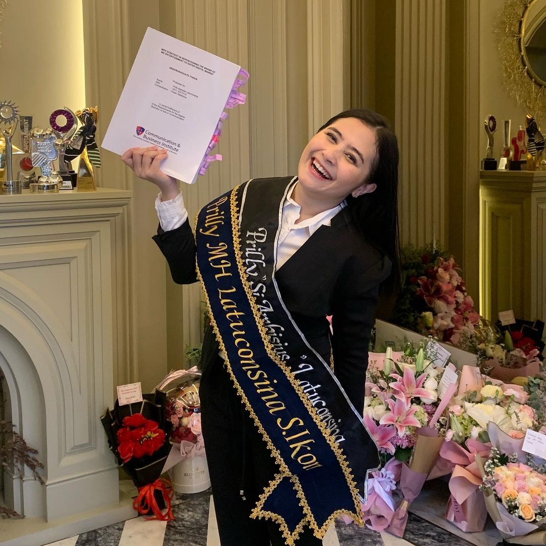Prilly Latuconsina memamerkan skripsi dan kelulusannya. (Instagram)