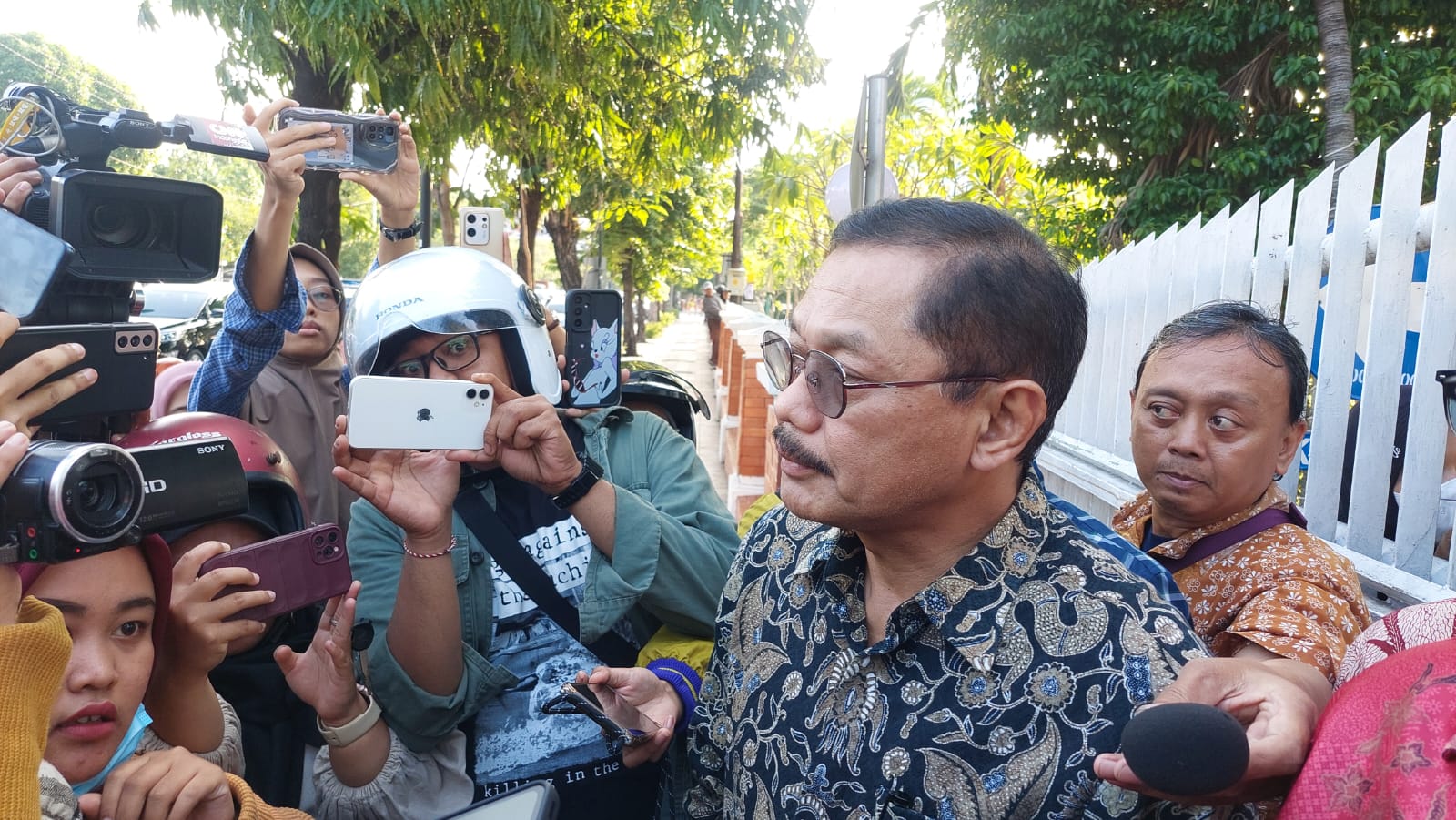 Prof. Dr. Budi Santoso, dr., SP.OG, saat ditemui di depan FK UNAIR Surabaya. (Kominfo)