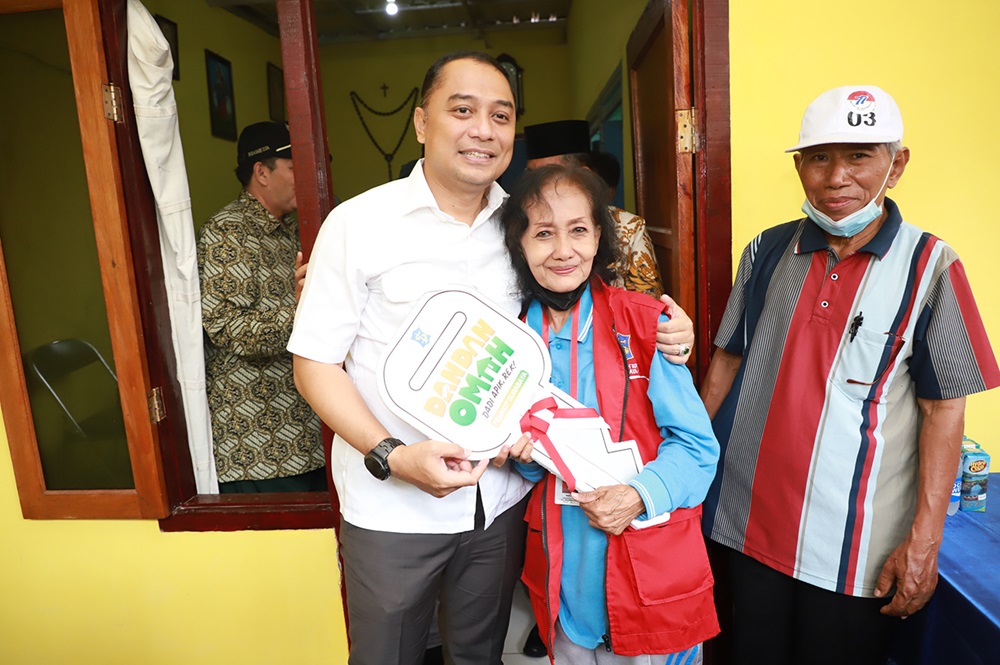 Wali Kota Surabaya Eri Cahyadi meninjau rumah warga yang sudah dibedah Pemkot Surabaya