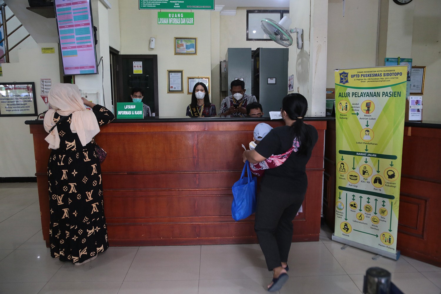 Dinas Kesehatan (Dinkes) Kota Surabaya mengimbau masyarakat agar tidak panik terhadap penyakit Flu Singapura