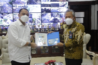 Wali Kota Surabaya, Eri Cahyadi bersama GM PLN Unit Induk Distribusi Jatim Nyoman S. Astawa