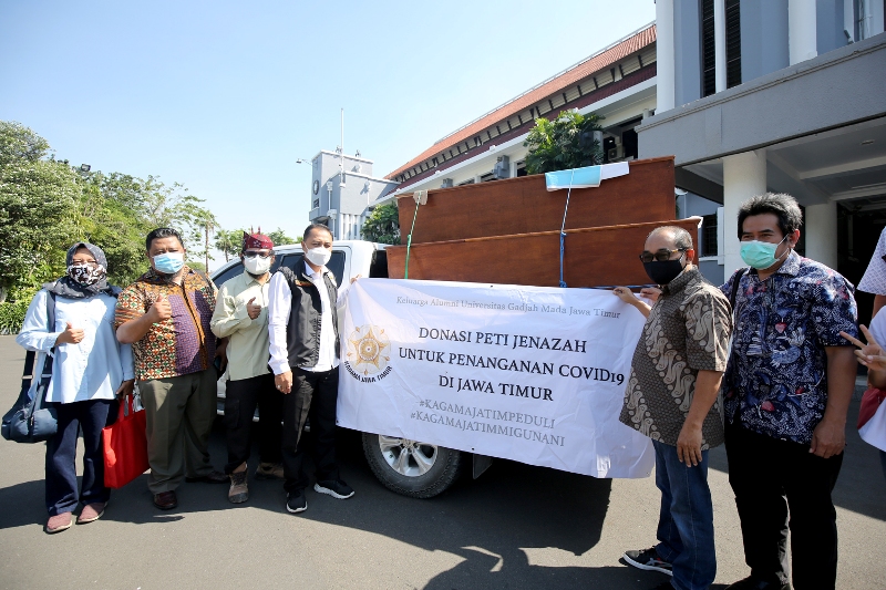 Kagama Jatim memberi bantuan 50 peti jenazah kepada Pemkot Surabaya.