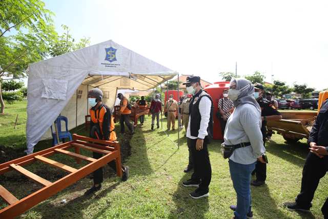 Wali Kota Surabaya, Eri Cahyadi saat meninjau persiapan pemulasaran jenazah di TPU Keputih.